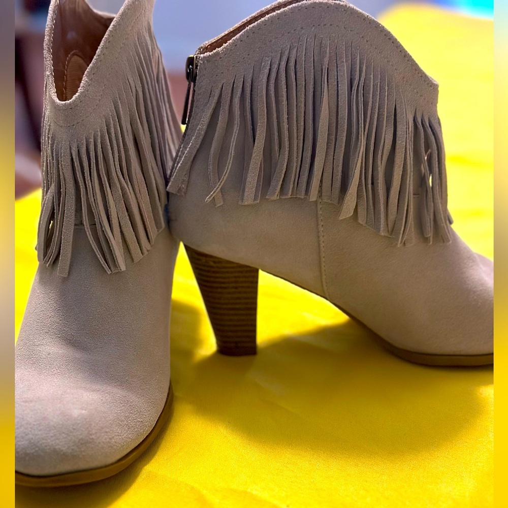Avon Tan Cushion Walk Suede Fringe Booties - women’s sz 9